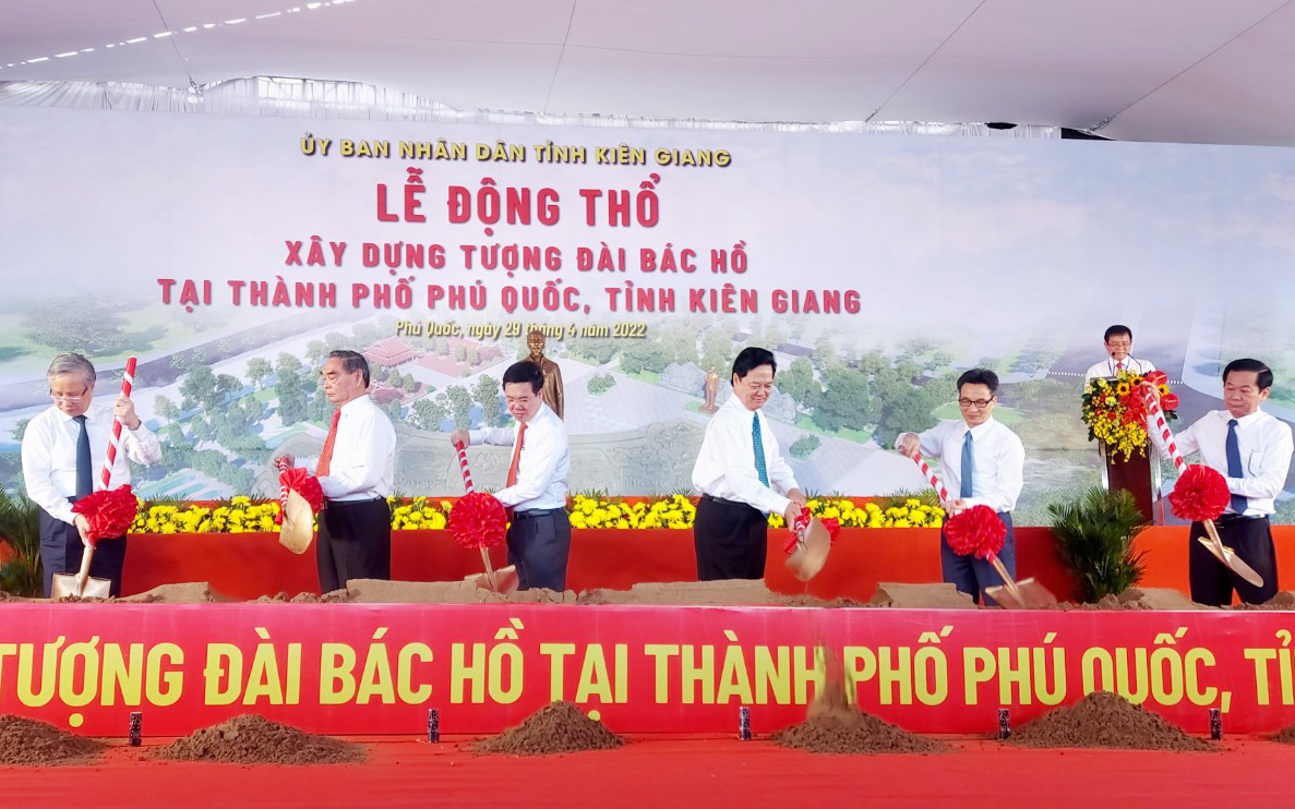 Quảng trường Hồ Chí Minh ở Phú Quốc đã sáng đèn trở lại, khách nhộn nhịp đến chơi - Ảnh 2.