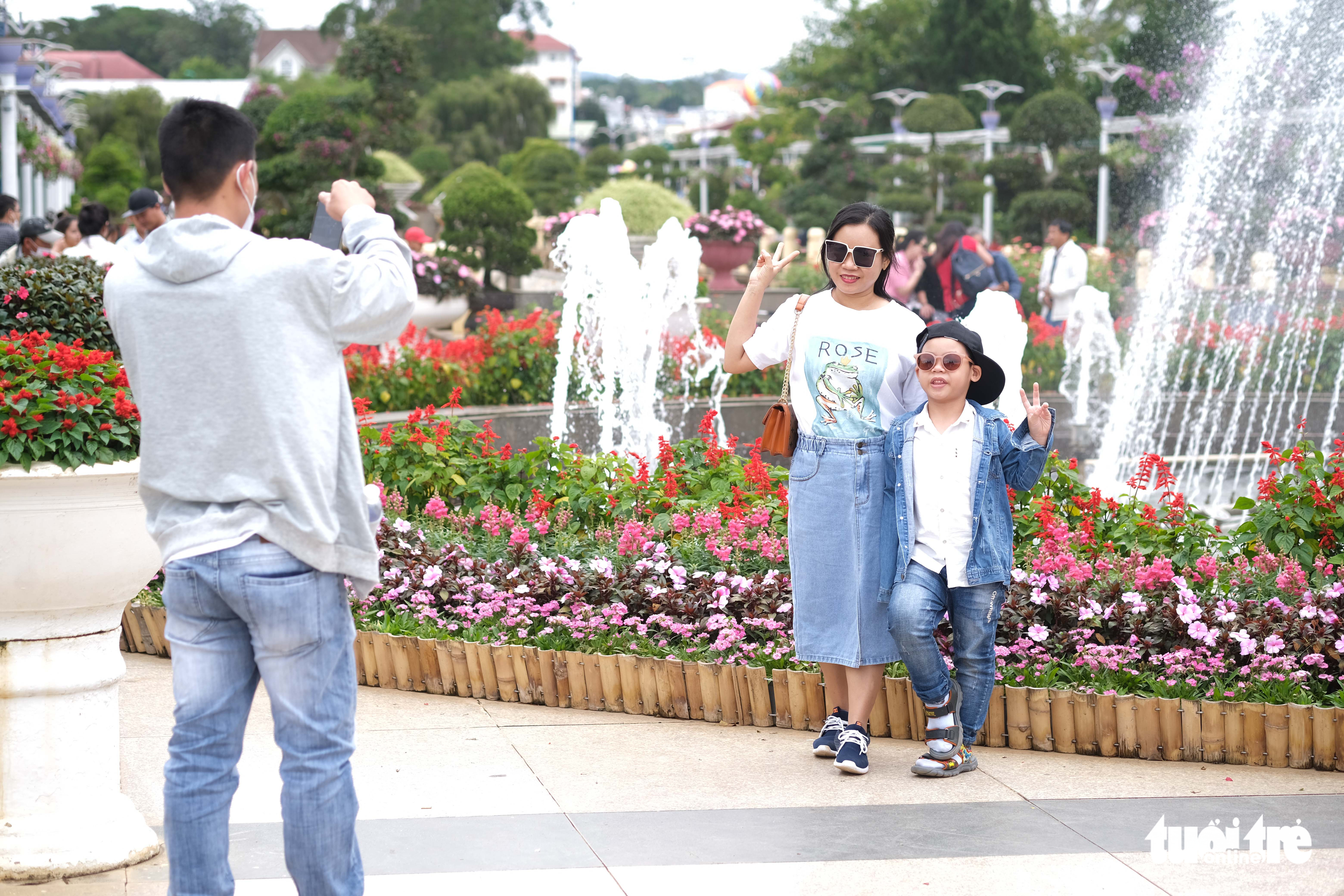 Trời mát, đường thông, du khách lai rai đến Đà Lạt - Ảnh 4. Trời mát, đường thông, du khách lai rai đến Đà Lạt - Ảnh 4.