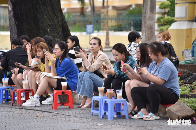 Sáng 30-4: Khách ùn ùn đổ về các khu vui chơi ở TP.HCM - Ảnh 5. Sáng 30-4: Khách ùn ùn đổ về các khu vui chơi ở TP.HCM - Ảnh 5.