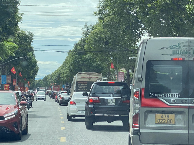 Trời mát, đường thông, du khách lai rai đến Đà Lạt - Ảnh 7. Trời mát, đường thông, du khách lai rai đến Đà Lạt - Ảnh 7.