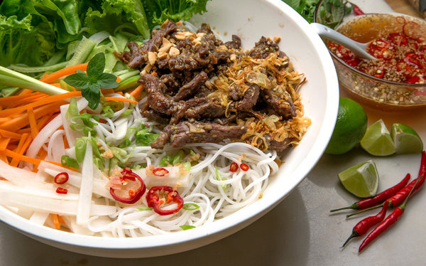 Bún bò Nam Bộ ở Hà Nội: Người Bắc hay người Nam chế ra?- Ảnh 2. Bún bò xào Việt Nam theo công thức của... báo Mỹ New York Times