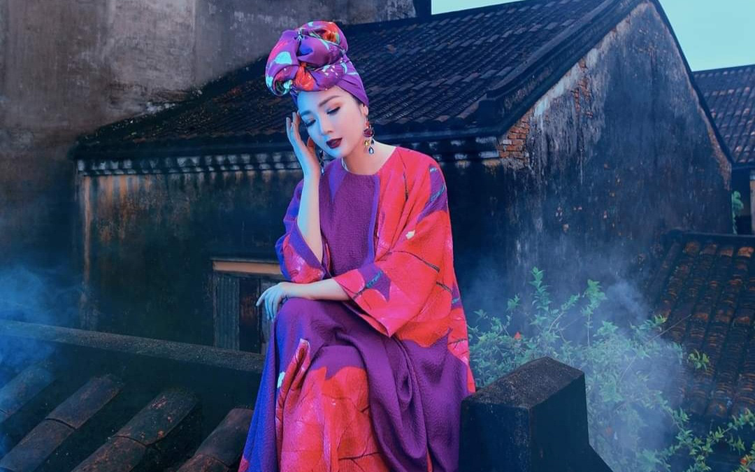 Dùng sự nổi tiếng của mình để bảo tồn thay vì làm tổn hại di tích- Ảnh 2. Hội An yêu cầu gỡ ảnh hoa hậu Giáng My ngồi trên mái nhà cổ tạo dáng