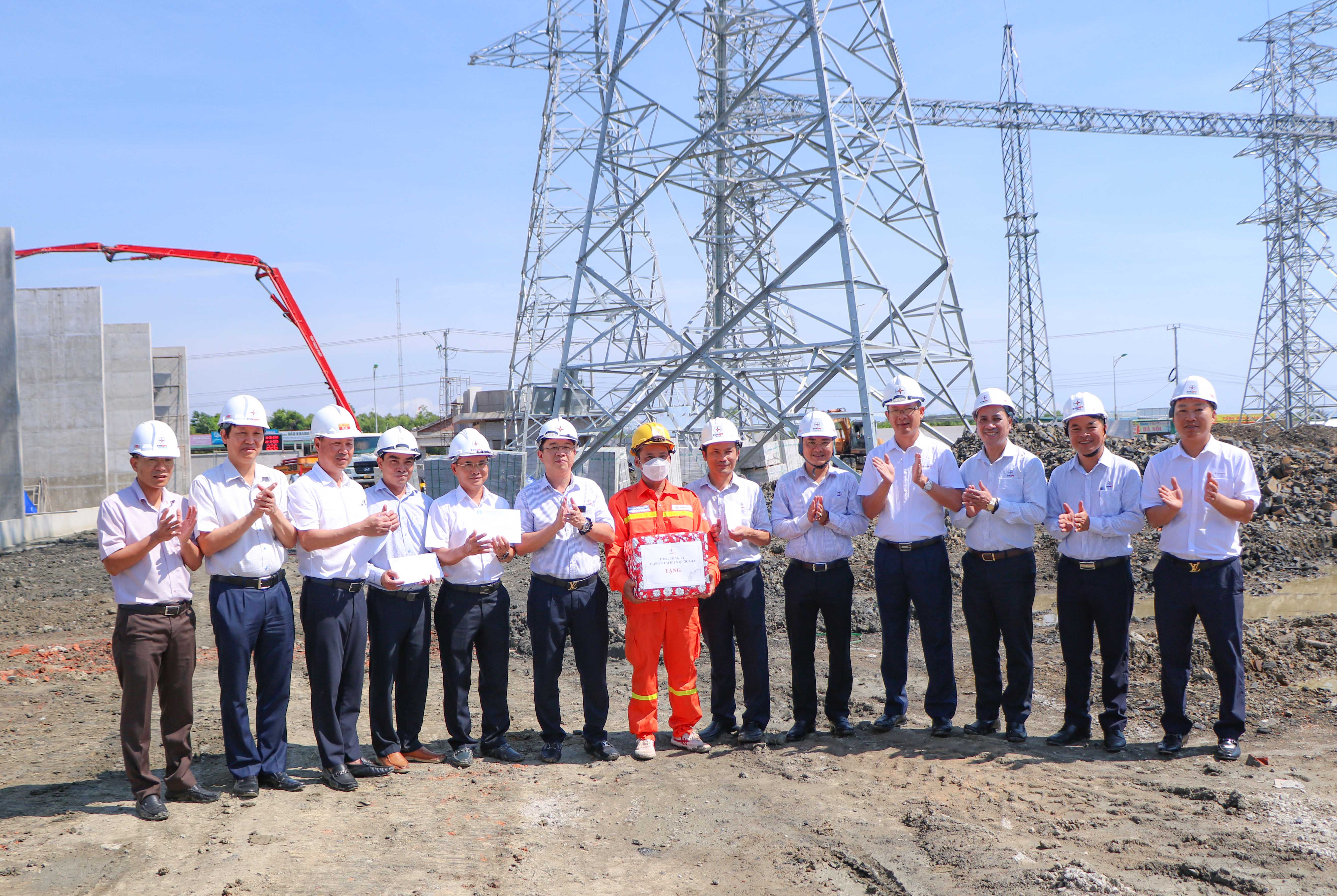 Lãnh đạo truyền tải điện quốc gia thăm lực lượng thi công tại dự án điện trọng điểm  - Ảnh 1.