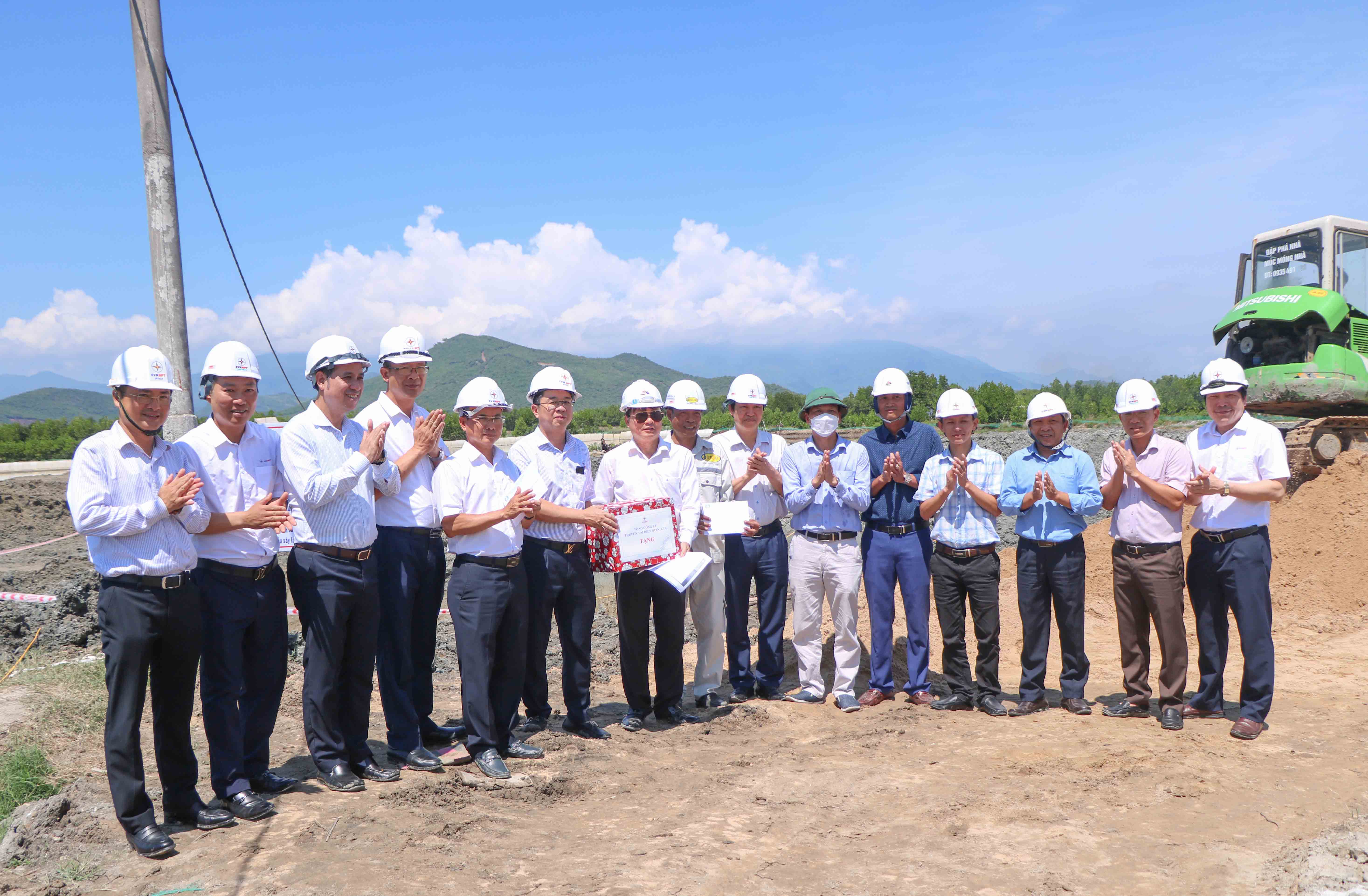Lãnh đạo truyền tải điện quốc gia thăm lực lượng thi công tại dự án điện trọng điểm  - Ảnh 4.