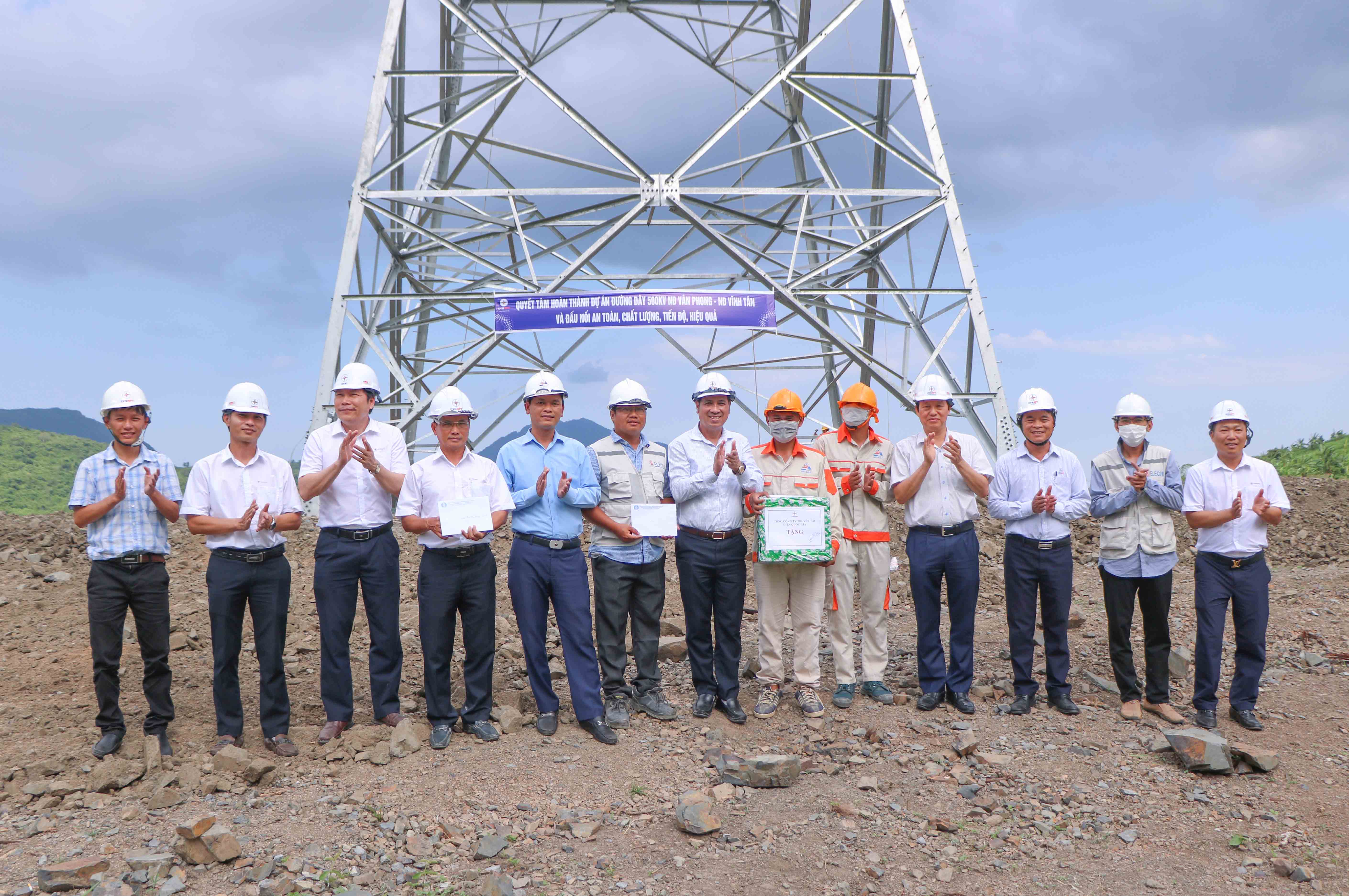 Lãnh đạo truyền tải điện quốc gia thăm lực lượng thi công tại dự án điện trọng điểm  - Ảnh 8.