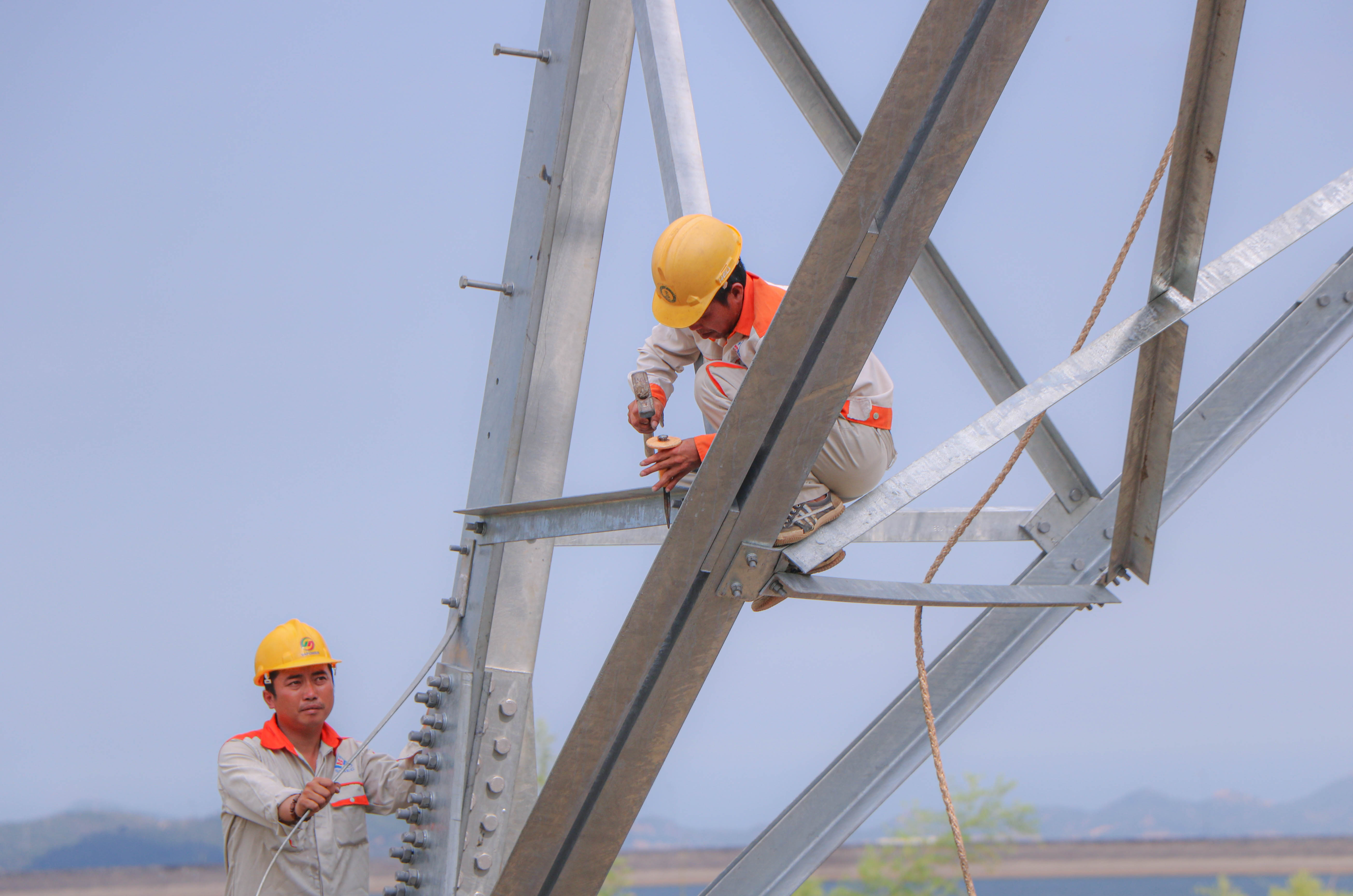 Lãnh đạo truyền tải điện quốc gia thăm lực lượng thi công tại dự án điện trọng điểm  - Ảnh 7.