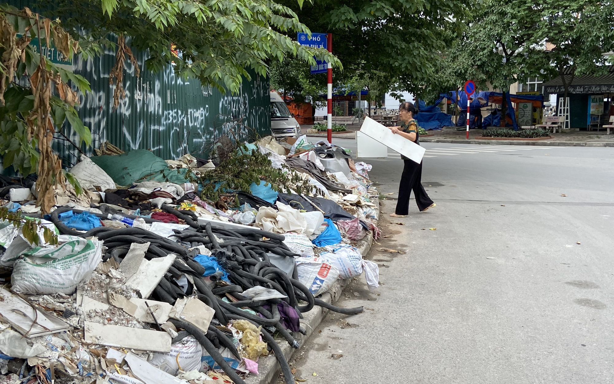 Ngang nhiên đổ trộm rác thải: Lẽ nào không có "thuốc" trị?