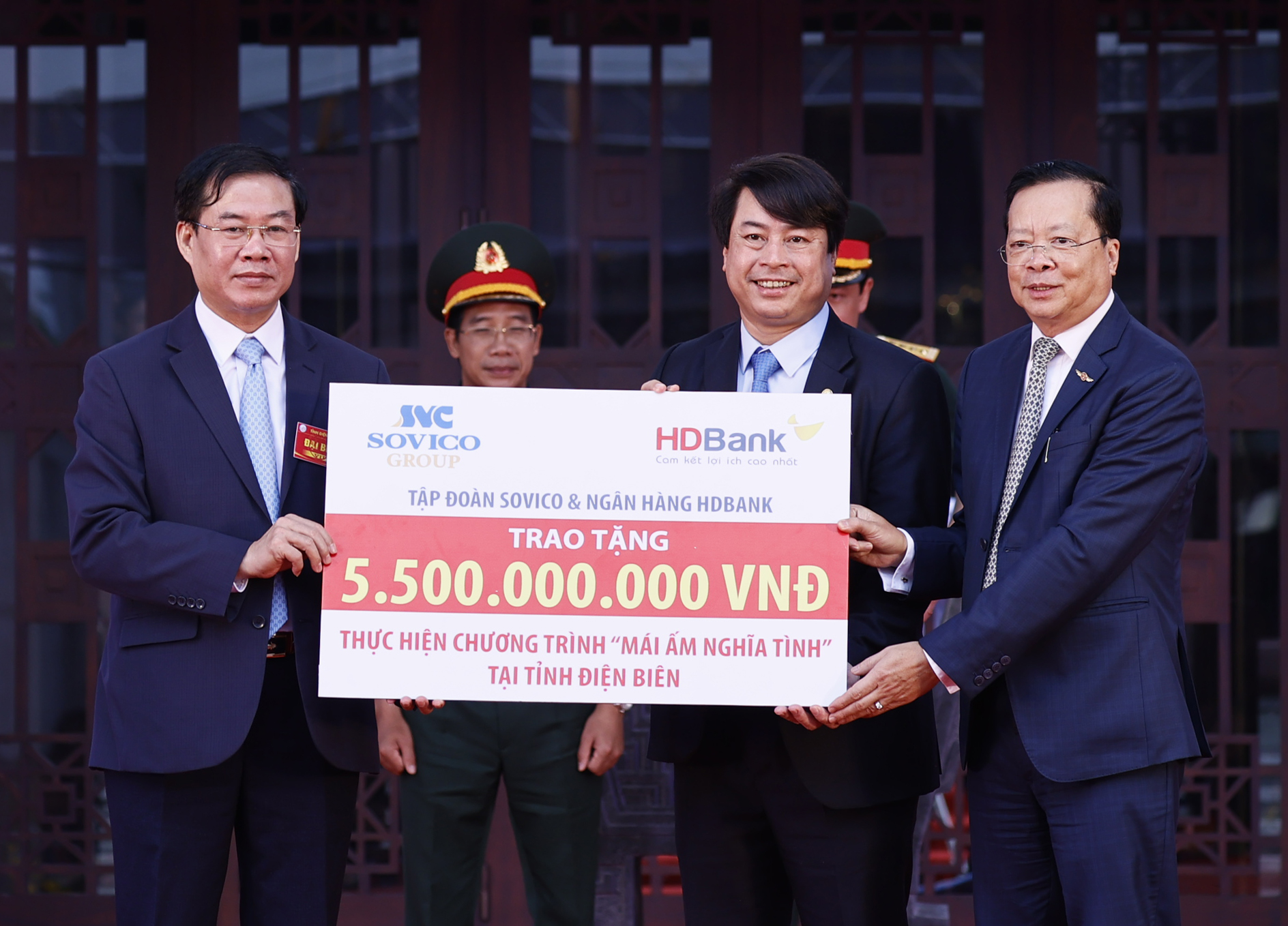 Sovico và HDBank trao tặng kinh phí xây dựng 100 căn nhà tình nghĩa cho tỉnh Điện Biên - Ảnh 1. Sovico và HDBank trao tặng kinh phí xây dựng 100 căn nhà tình nghĩa cho tỉnh Điện Biên - Ảnh 1.