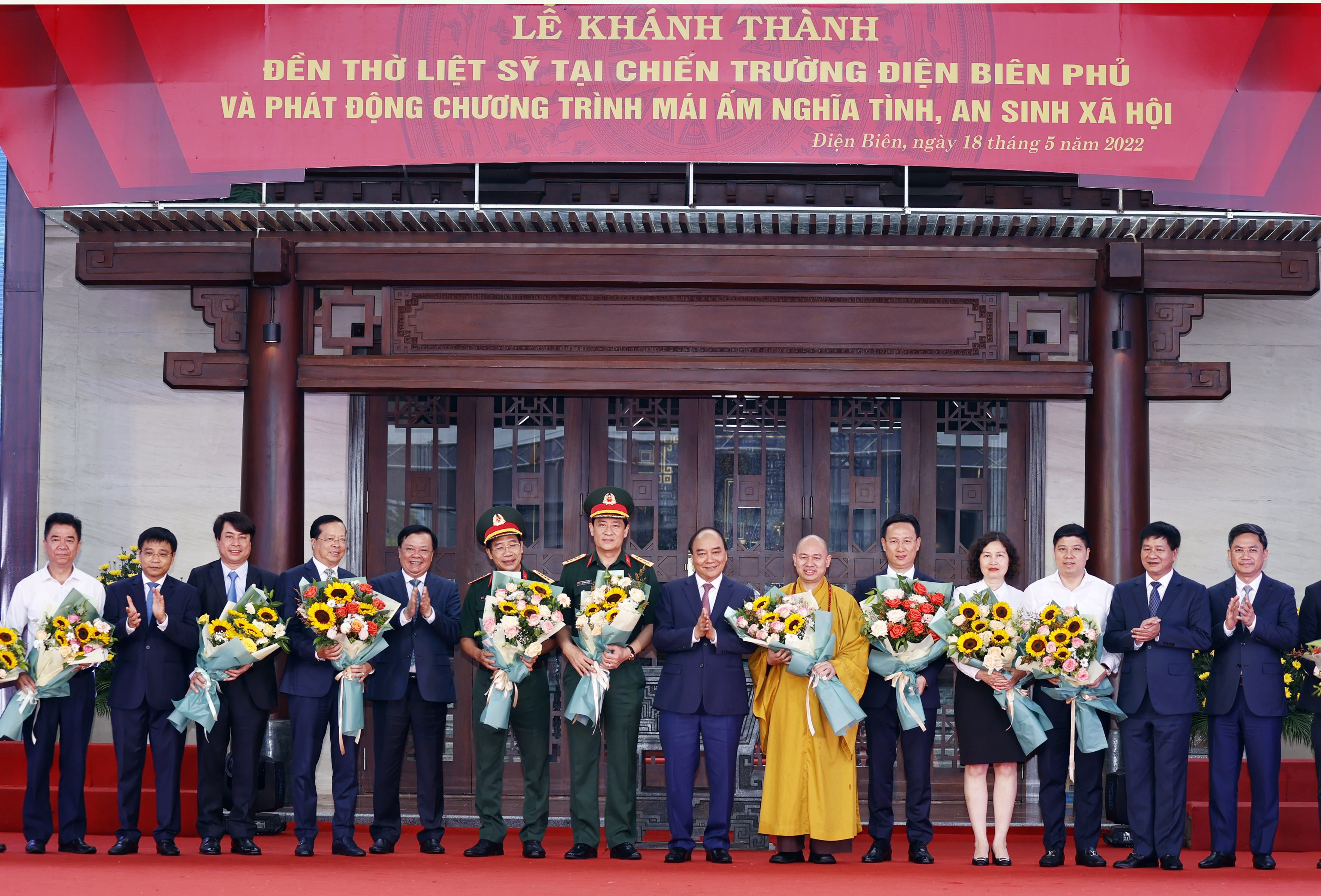 Sovico và HDBank trao tặng kinh phí xây dựng 100 căn nhà tình nghĩa cho tỉnh Điện Biên - Ảnh 2.