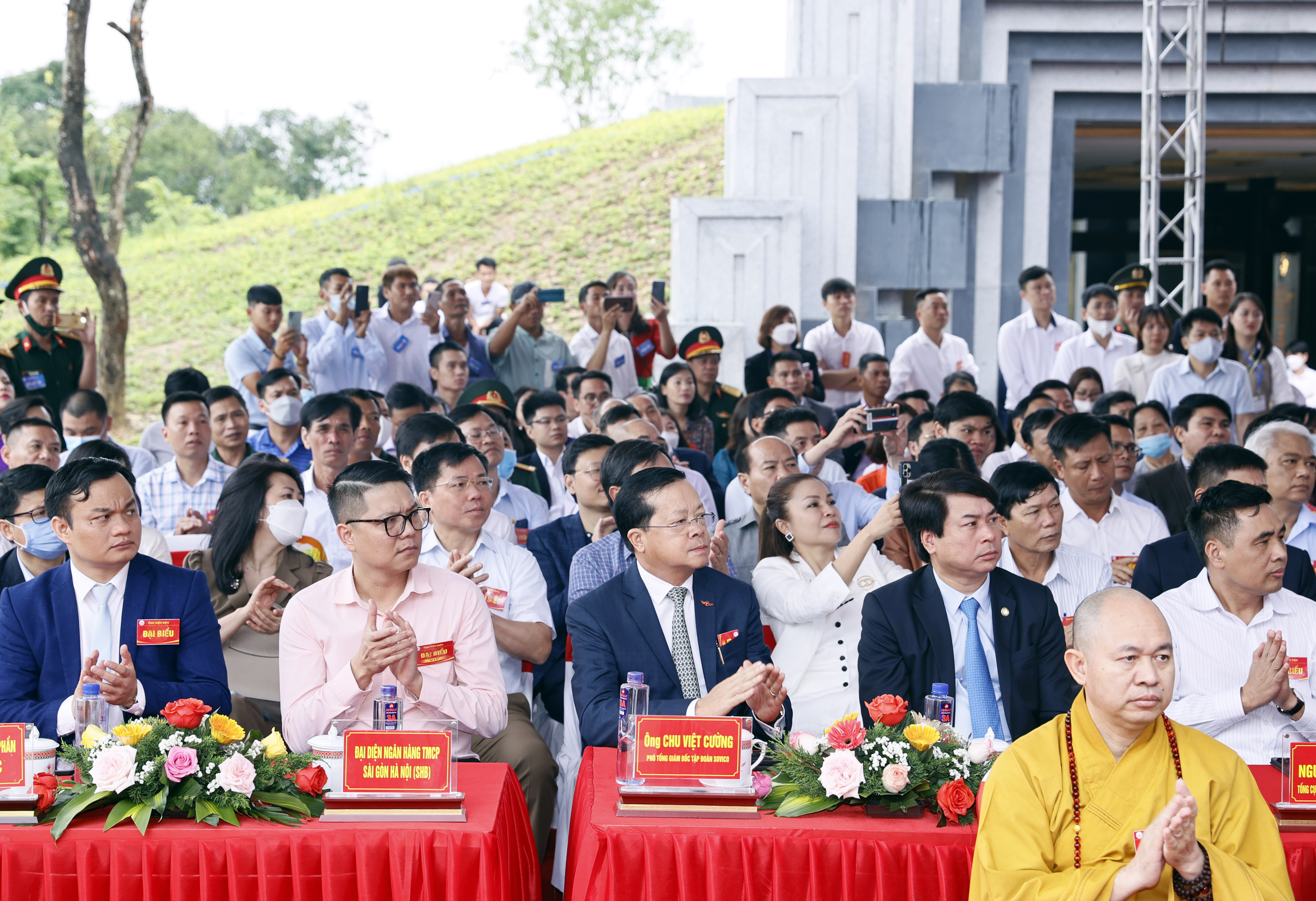 Sovico và HDBank trao tặng kinh phí xây dựng 100 căn nhà tình nghĩa cho tỉnh Điện Biên - Ảnh 3. Sovico và HDBank trao tặng kinh phí xây dựng 100 căn nhà tình nghĩa cho tỉnh Điện Biên - Ảnh 3.