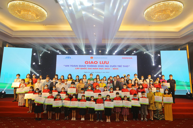 Honda Việt Nam trao giải ‘An toàn giao thông cho nụ cười trẻ thơ’ năm học 2021-2022 - Ảnh 1.