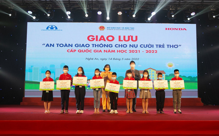 Honda Việt Nam trao giải ‘An toàn giao thông cho nụ cười trẻ thơ’ năm học 2021-2022 - Ảnh 2.