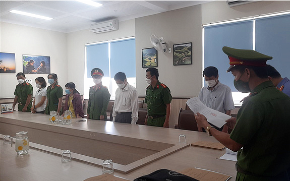 Hôm nay 18-6, xét xử cựu giám đốc CDC Đắk Lắk và 4 đồng phạm liên quan vụ Việt Á- Ảnh 3. Khởi tố, bắt tạm giam giám đốc và 4 cán bộ CDC Đắk Lắk liên quan vụ mua sắm kit xét nghiệm Việt Á