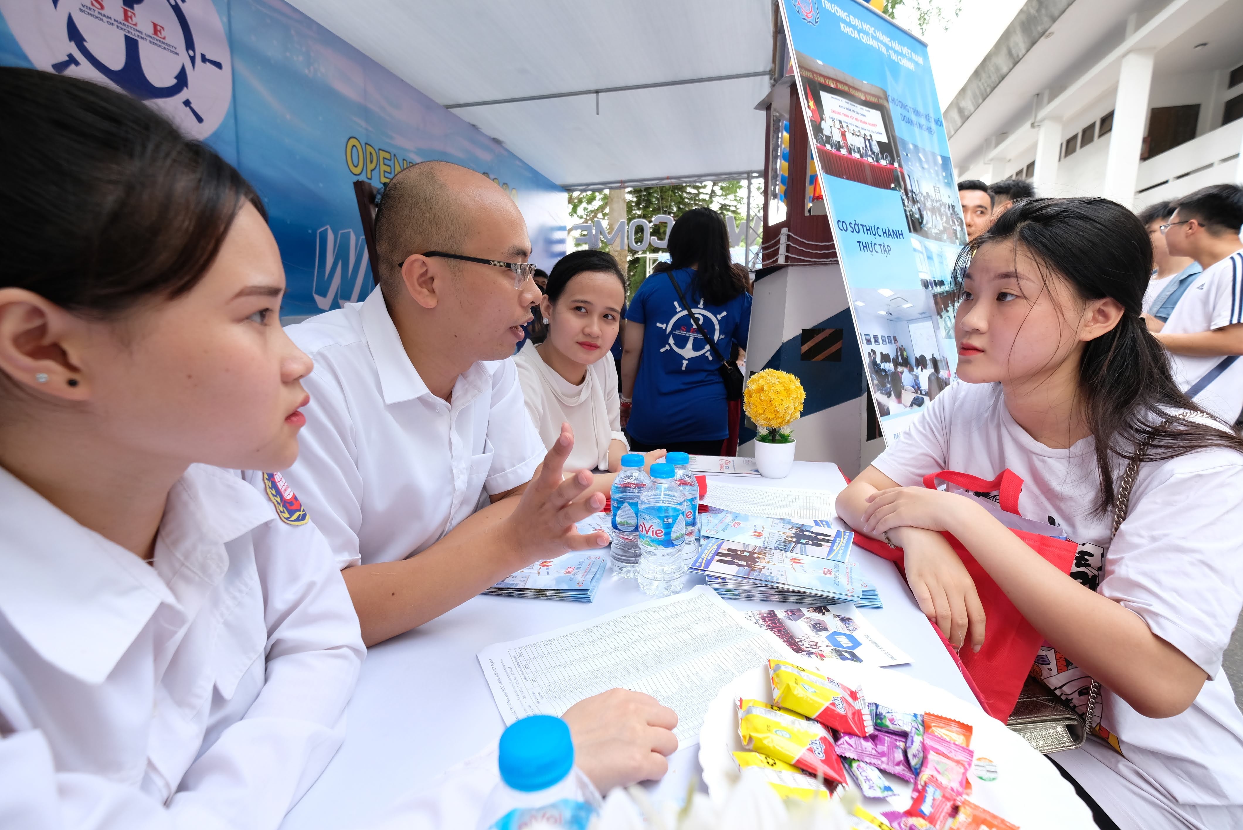 Ngày hội tư vấn tuyển sinh - hướng nghiệp 2022 tại Hà Nội: Bùng nổ gian tư vấn - Ảnh 1.