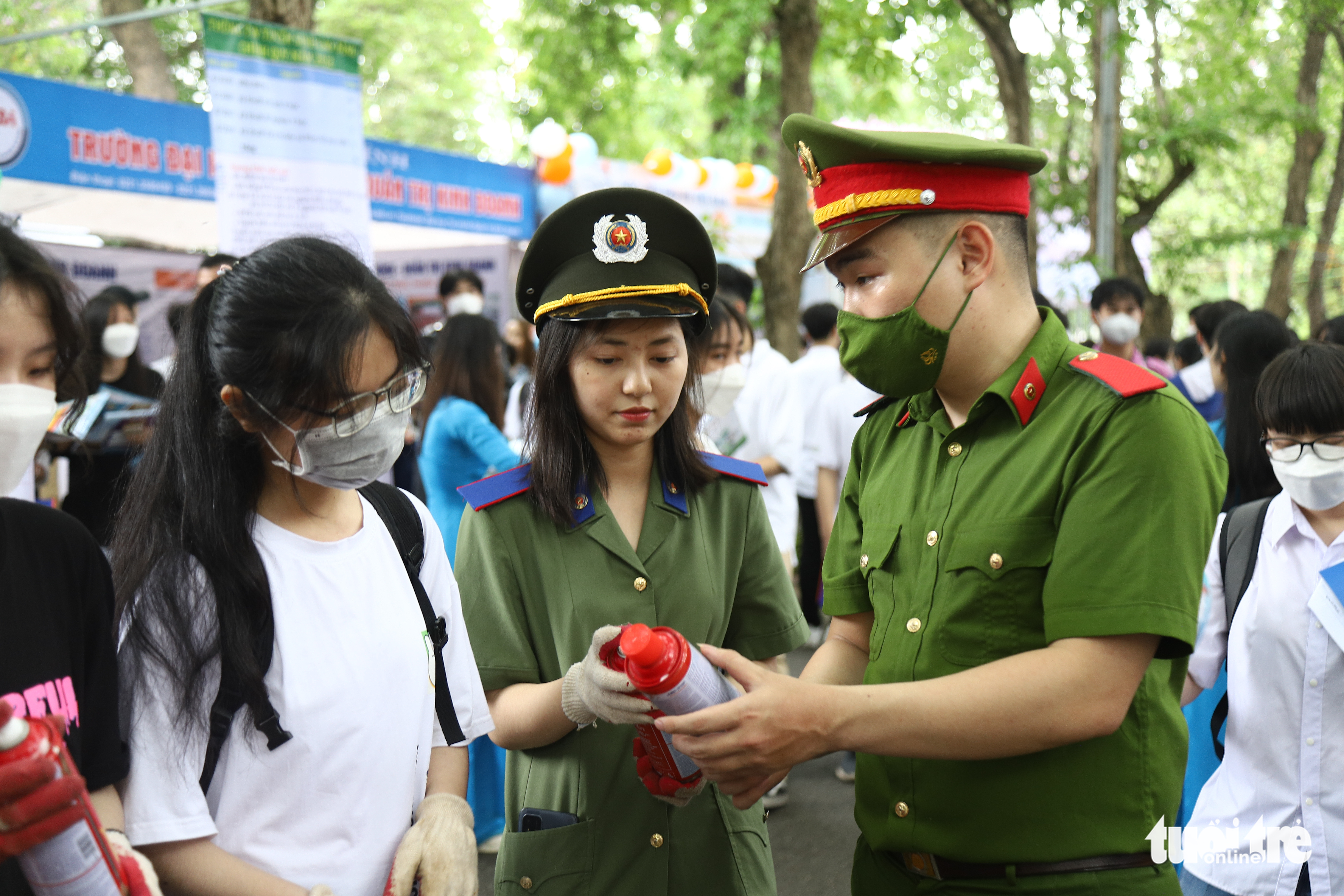 Bạn trẻ tập làm lính cứu hỏa tại Ngày hội tư vấn tuyển sinh 2022 - Ảnh 2. Bạn trẻ tập làm lính cứu hỏa tại Ngày hội tư vấn tuyển sinh 2022 - Ảnh 2.