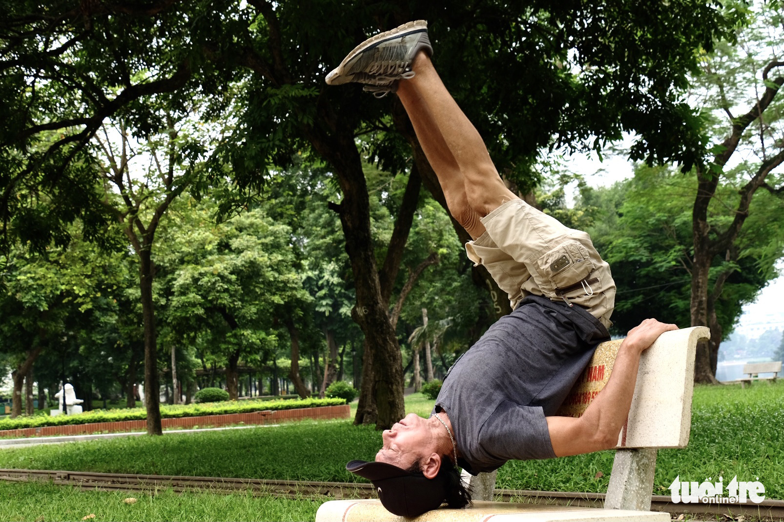 Xem cụ ông, cụ bà thể dục hít xà, nhào lộn khỏe như thanh niên tại công viên Hà Nội - Ảnh 8. Xem cụ ông, cụ bà thể dục hít xà, nhào lộn khỏe như thanh niên tại công viên Hà Nội - Ảnh 8.