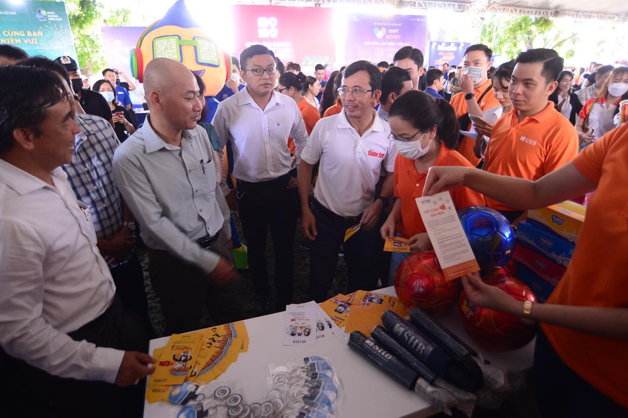 Tưng bừng khai mạc Chợ phiên Không tiền mặt dành cho công nhân - Ảnh 8. Tưng bừng khai mạc Chợ phiên Không tiền mặt dành cho công nhân - Ảnh 8.