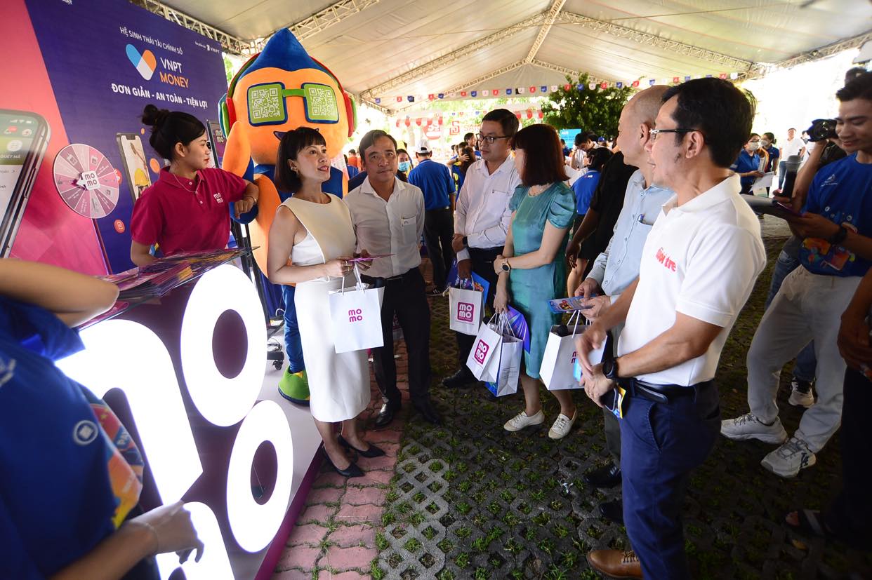 Tưng bừng khai mạc Chợ phiên Không tiền mặt dành cho công nhân - Ảnh 1. Tưng bừng khai mạc Chợ phiên Không tiền mặt dành cho công nhân - Ảnh 1.