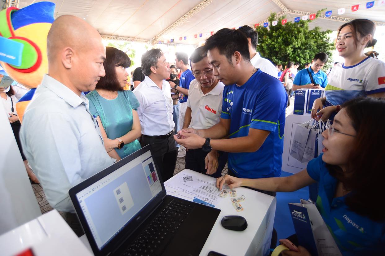 Tưng bừng khai mạc Chợ phiên Không tiền mặt dành cho công nhân - Ảnh 7. Tưng bừng khai mạc Chợ phiên Không tiền mặt dành cho công nhân - Ảnh 7.