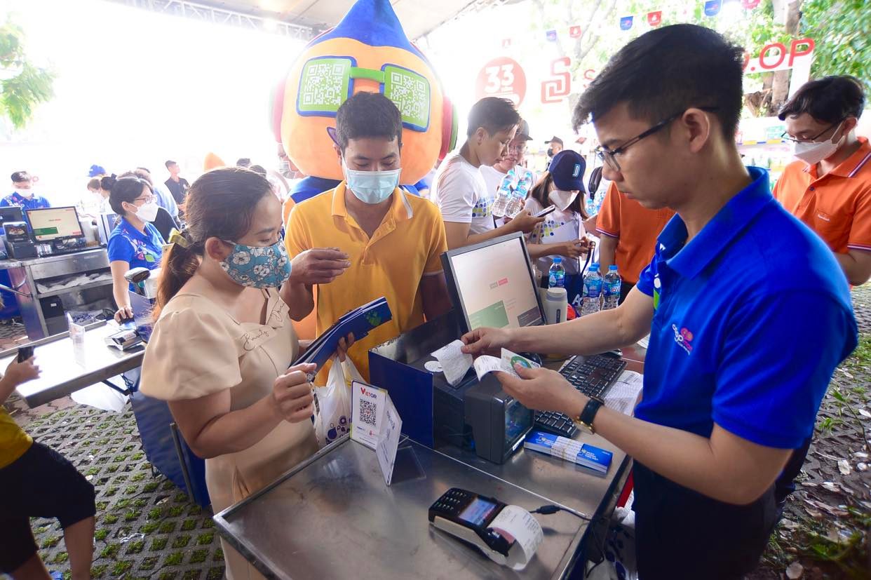 Tưng bừng khai mạc Chợ phiên Không tiền mặt dành cho công nhân - Ảnh 6. Tưng bừng khai mạc Chợ phiên Không tiền mặt dành cho công nhân - Ảnh 6.