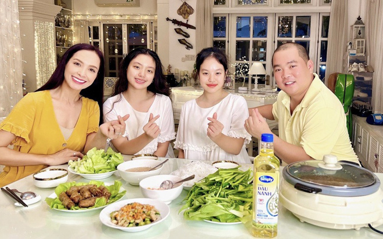 Bí quyết hạnh phúc bắt nguồn từ trái tim khỏe của các sao Việt- Ảnh 4. Điều gì ẩn chứa bên trong chai dầu đậu nành được ưa dùng?