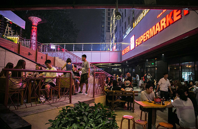 Bùng phát dữ dội dịch COVID-19 liên quan đến quán bar ở Bắc Kinh - Ảnh 1. Bùng phát dữ dội dịch COVID-19 liên quan đến quán bar ở Bắc Kinh - Ảnh 1.