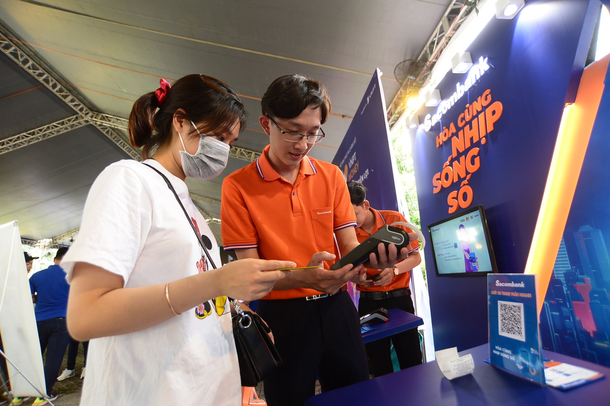 Khách tham quan thích thú với dịch vụ thanh toán Tap2phone của Sacombank - Ảnh 2. Khách tham quan thích thú với dịch vụ thanh toán Tap2phone của Sacombank - Ảnh 2.
