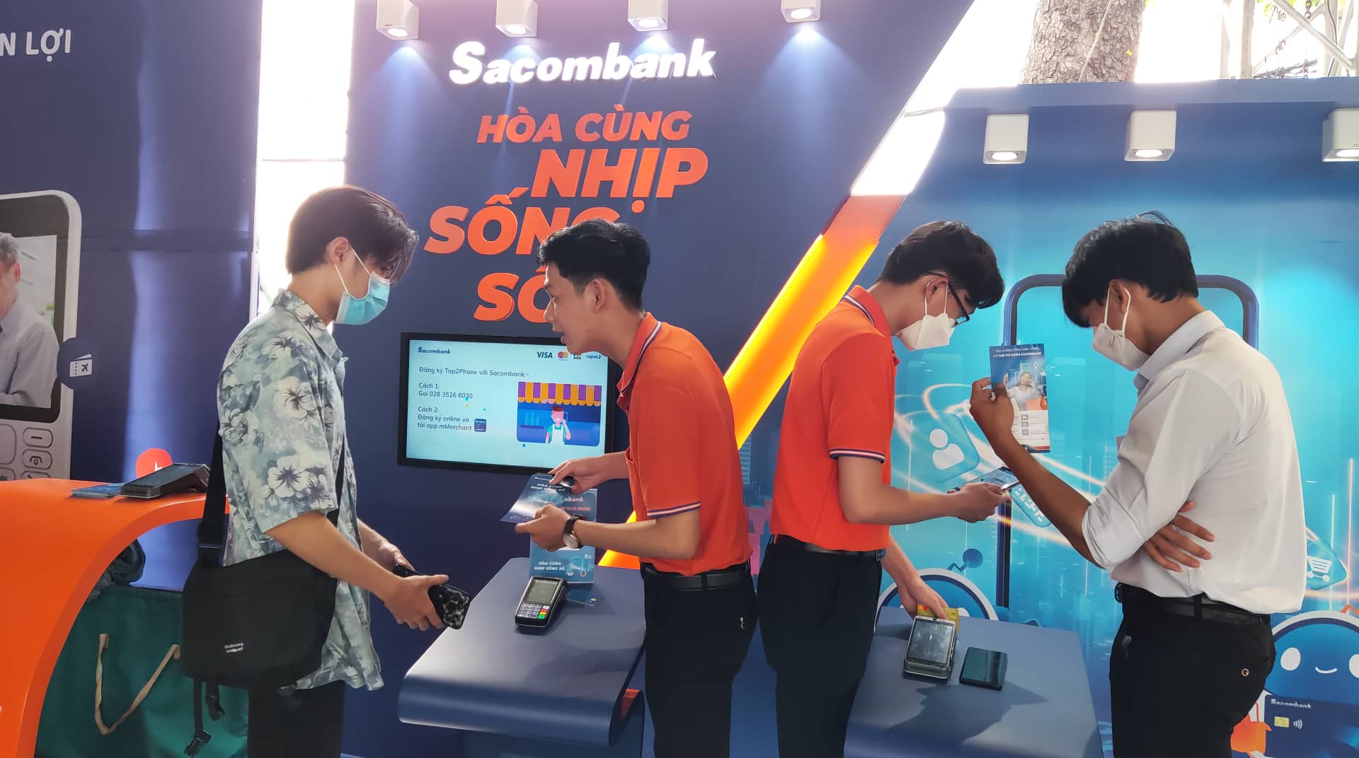 Khách tham quan thích thú với dịch vụ thanh toán Tap2phone của Sacombank - Ảnh 1. Khách tham quan thích thú với dịch vụ thanh toán Tap2phone của Sacombank - Ảnh 1.