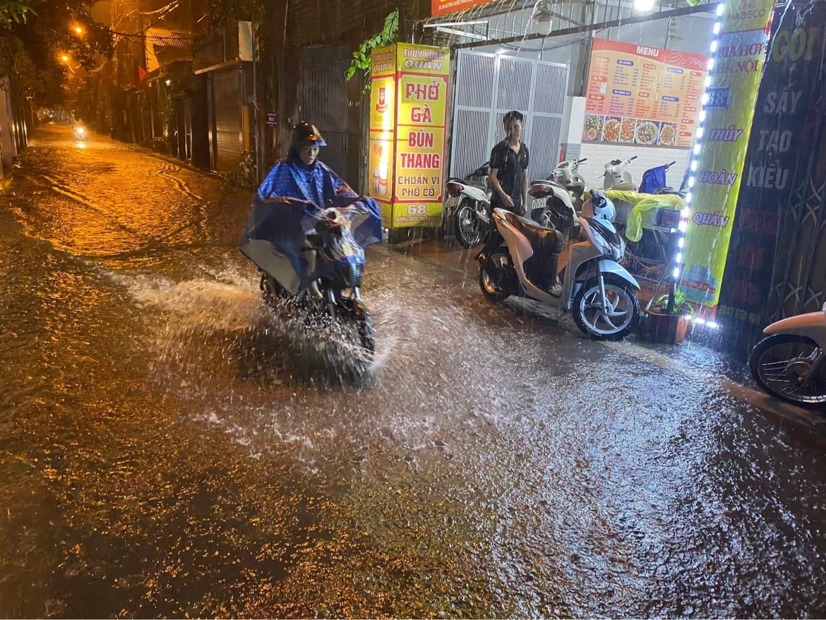 Hà Nội mưa chưa đầy 1 giờ, nhiều tuyến phố thành sông, nước tràn vào nhà dân - Ảnh 3.