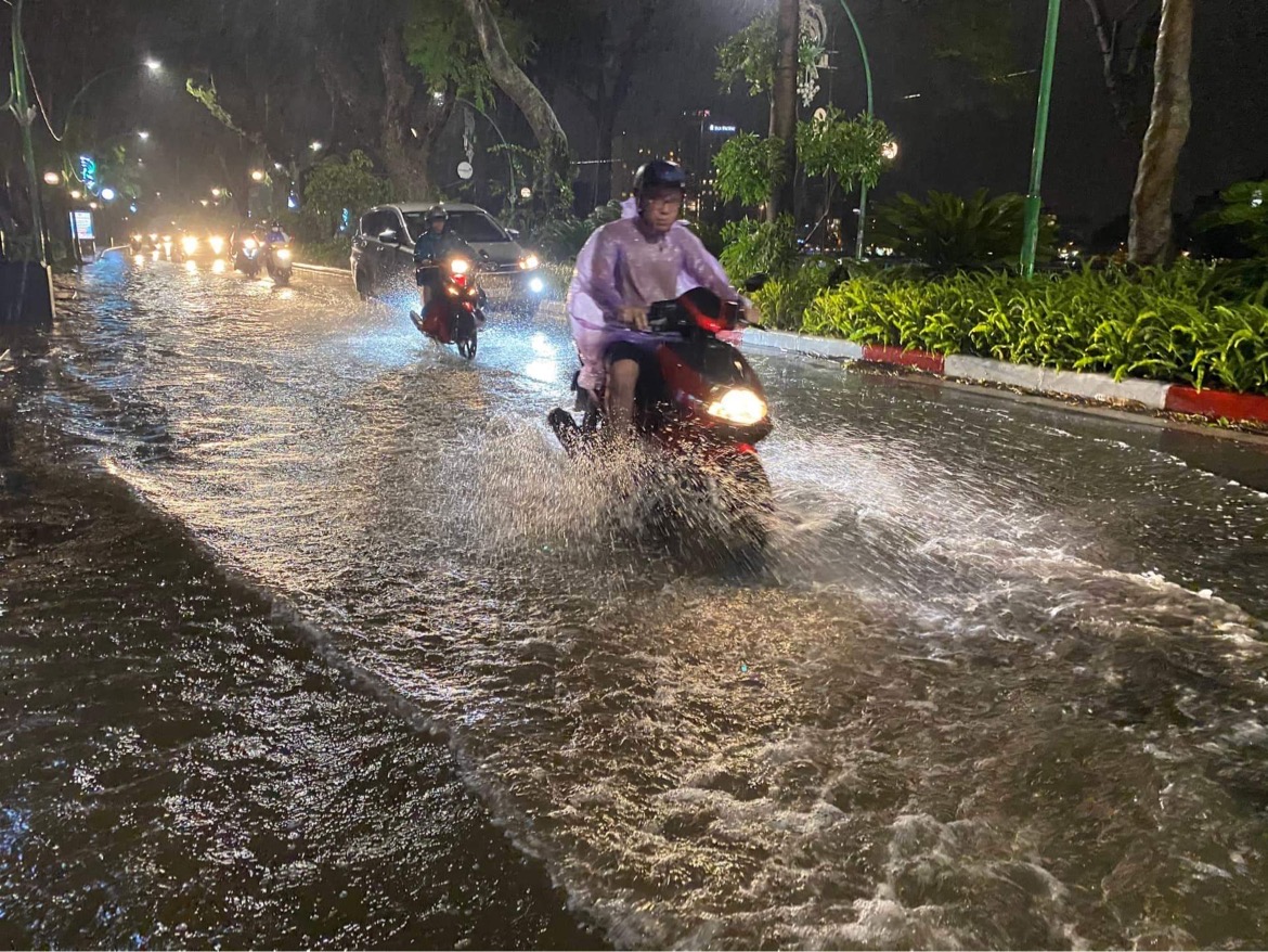 Hà Nội mưa chưa đầy 1 giờ, nhiều tuyến phố thành sông, nước tràn vào nhà dân - Ảnh 10.