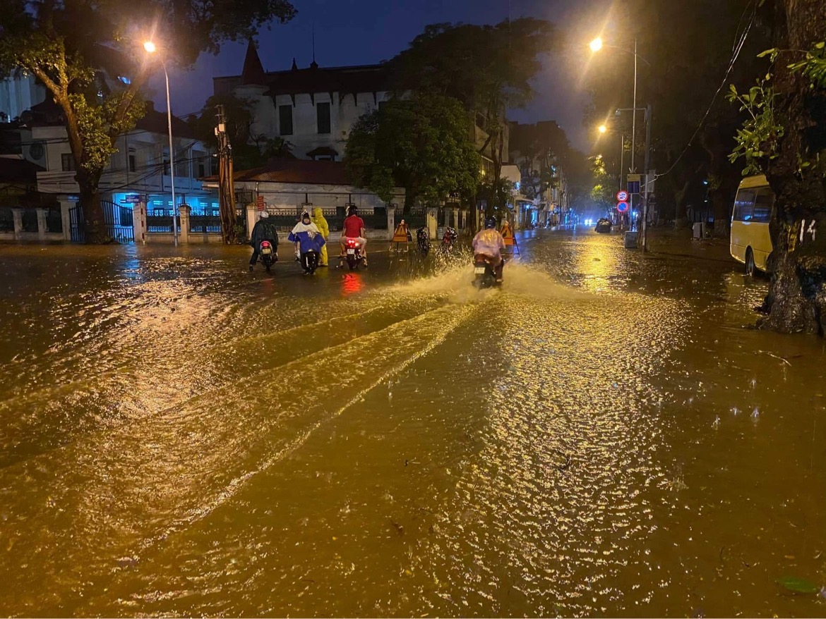 Hà Nội mưa chưa đầy 1 giờ, nhiều tuyến phố thành sông, nước tràn vào nhà dân - Ảnh 4.