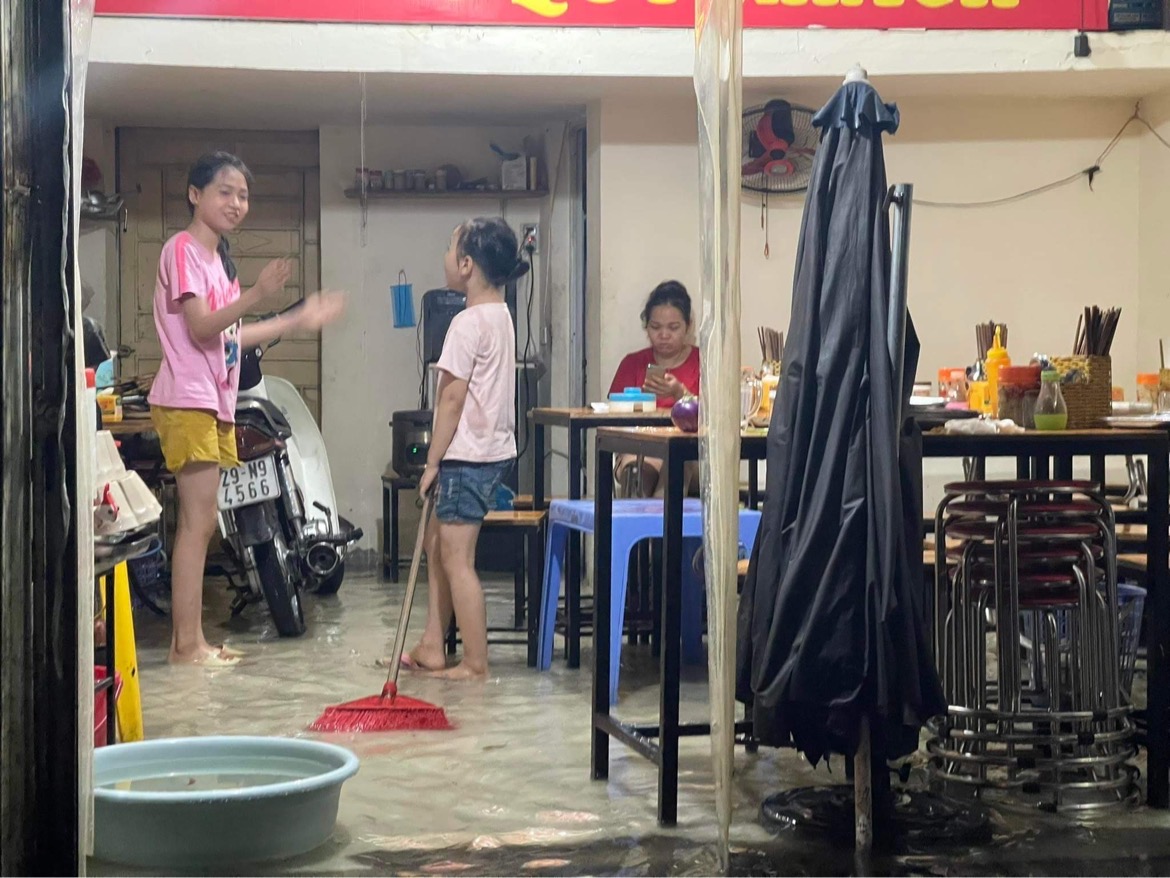 Hà Nội mưa chưa đầy 1 giờ, nhiều tuyến phố thành sông, nước tràn vào nhà dân - Ảnh 5.