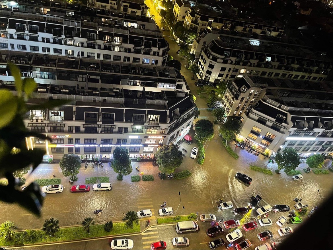 Hà Nội mưa chưa đầy 1 giờ, nhiều tuyến phố thành sông, nước tràn vào nhà dân - Ảnh 2.