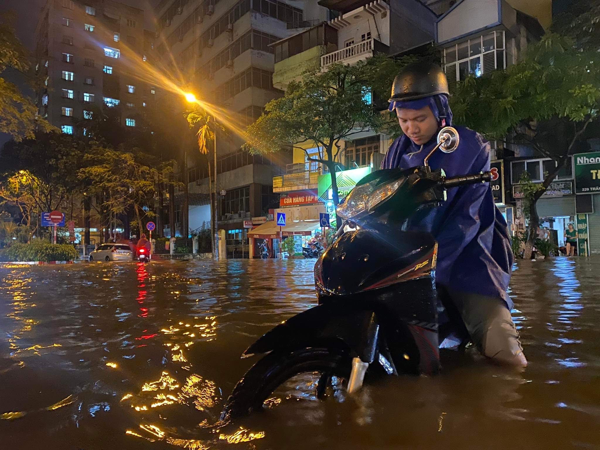 Hà Nội mưa chưa đầy 1 giờ, nhiều tuyến phố thành sông, nước tràn vào nhà dân - Ảnh 9.