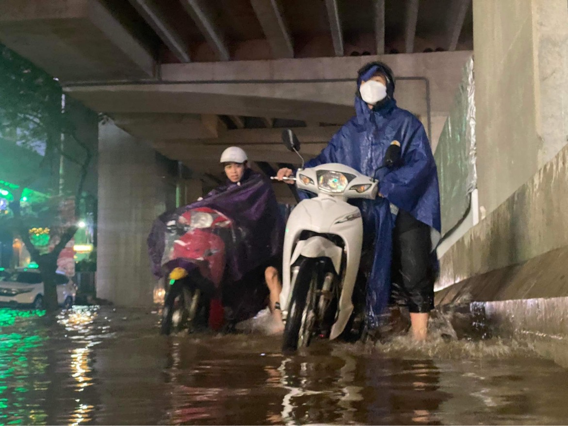 Hà Nội mưa chưa đầy 1 giờ, nhiều tuyến phố thành sông, nước tràn vào nhà dân - Ảnh 6.