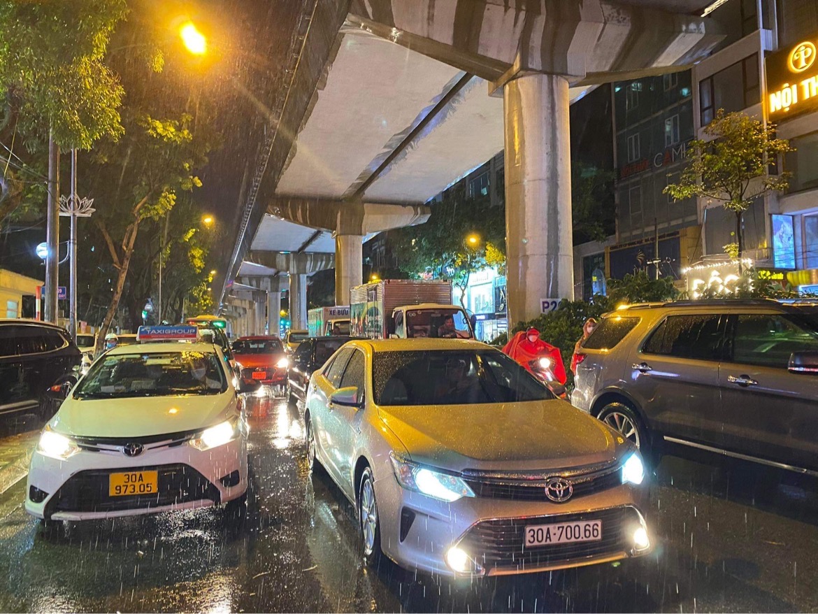 Hà Nội mưa chưa đầy 1 giờ, nhiều tuyến phố thành sông, nước tràn vào nhà dân - Ảnh 8.