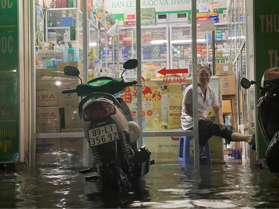 Hà Nội mưa chưa đầy 1 giờ, nhiều tuyến phố thành sông, nước tràn vào nhà dân - Ảnh 7.