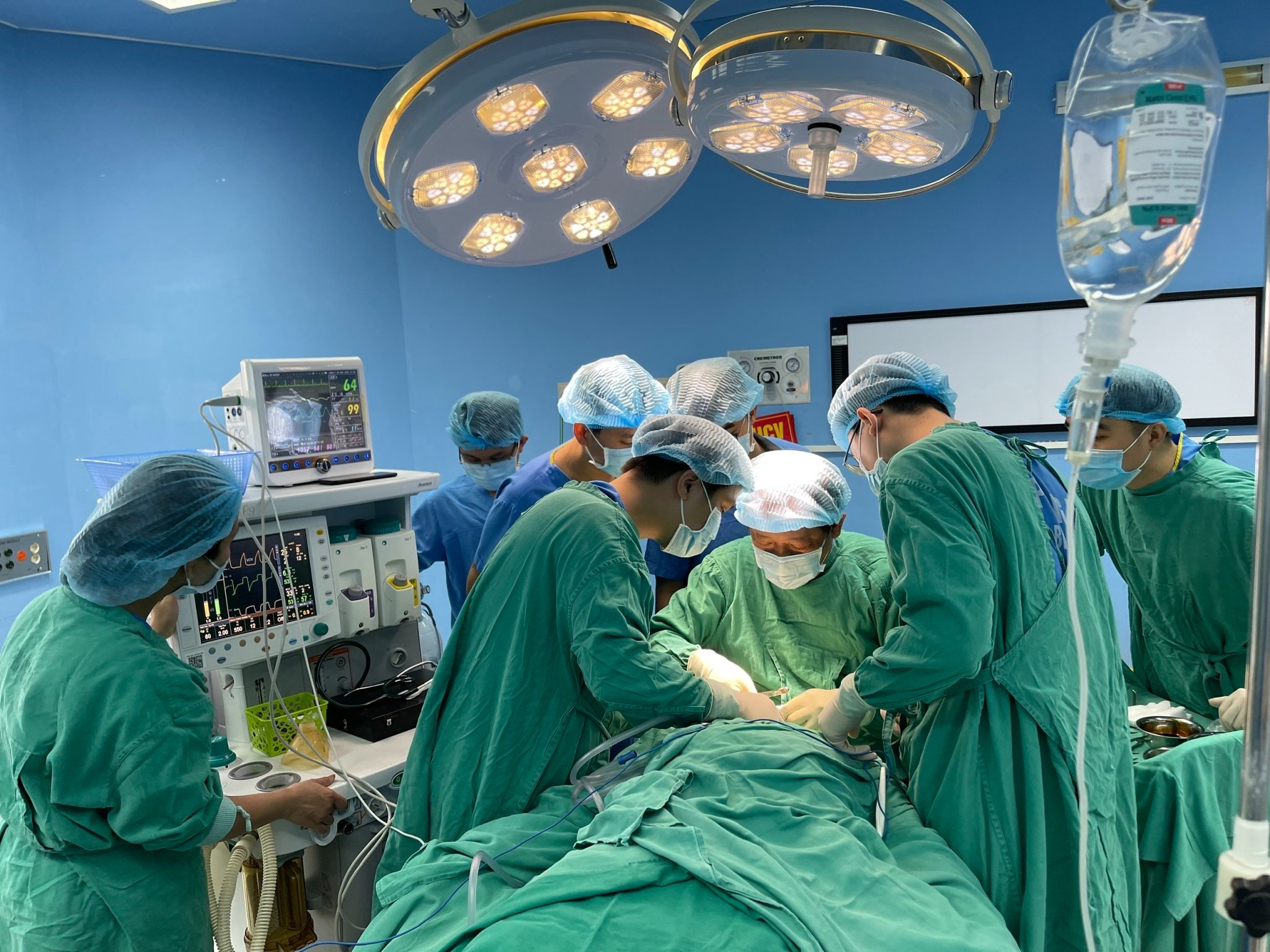 Nữ sinh 12 tuổi không thể đi lại vì vòng một quá khủng - Ảnh 1. Nữ sinh 12 tuổi không thể đi lại vì vòng một quá khủng - Ảnh 1.