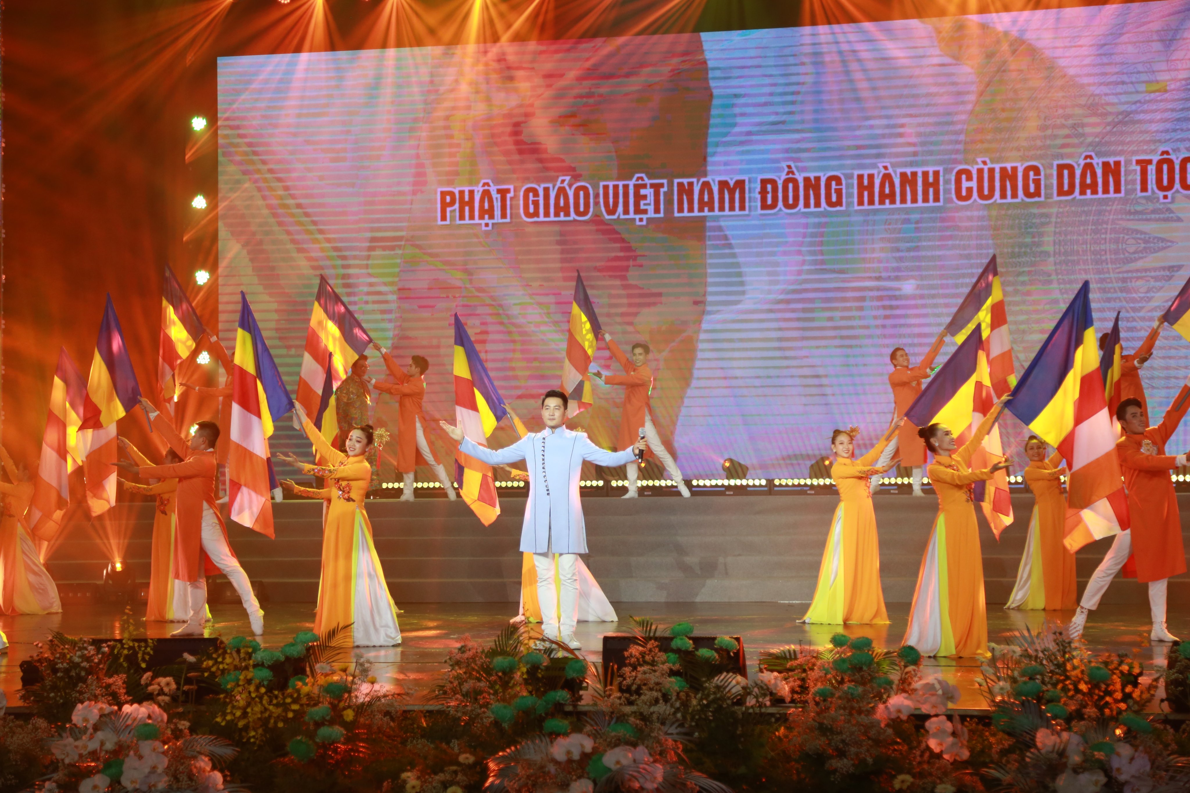 Vân Khánh, Nguyễn Phi Hùng, Thùy Trang hát ngợi ca Phật giáo - Ảnh 3. Vân Khánh, Nguyễn Phi Hùng, Thùy Trang hát ngợi ca Phật giáo - Ảnh 3.