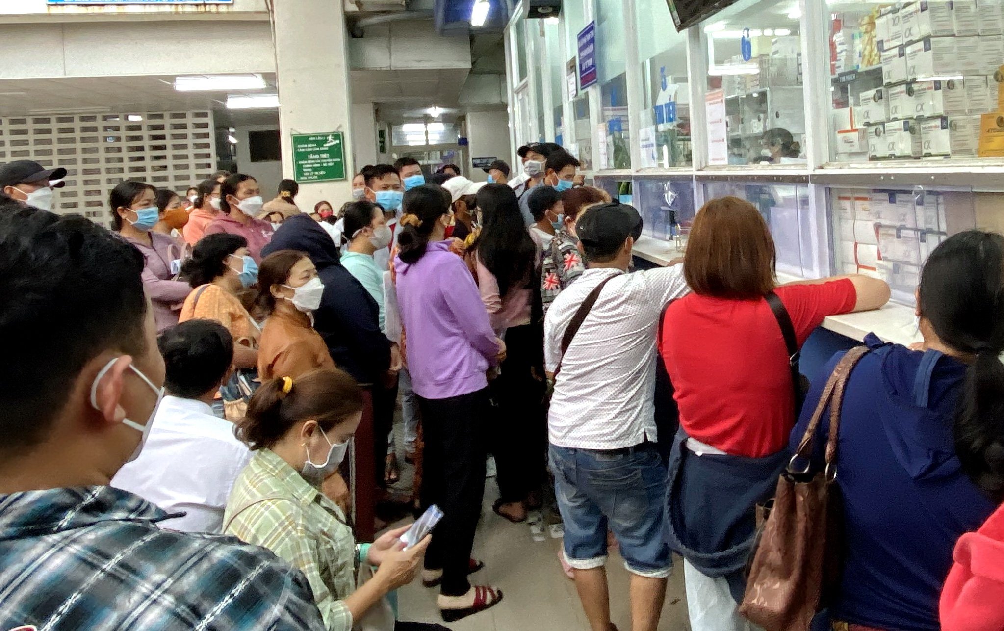 Cám cảnh những ngày dài người bệnh phải chờ thuốc, chờ máy - Ảnh 3. Cám cảnh những ngày dài người bệnh phải chờ thuốc, chờ máy - Ảnh 3.