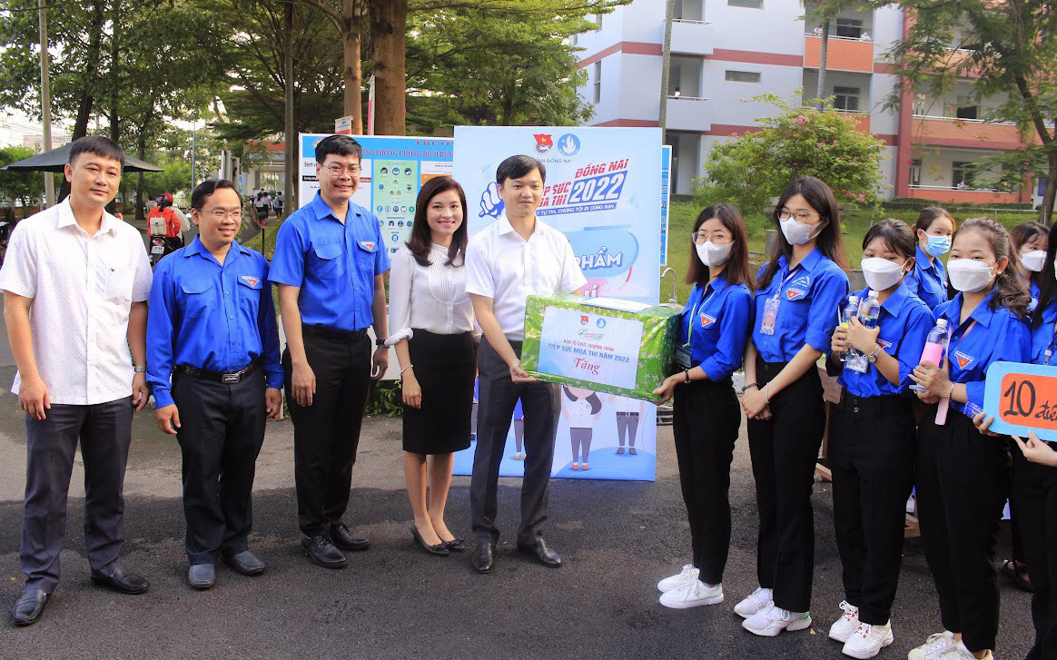 Thanh niên cụm sông Tiền có hơn 3.500 sáng kiến làm lợi trên 19 tỉ đồng- Ảnh 3. Bí thư Trung ương Đoàn Nguyễn Minh Triết thăm, tặng quà đội hình tiếp sức mùa thi tại Đồng Nai
