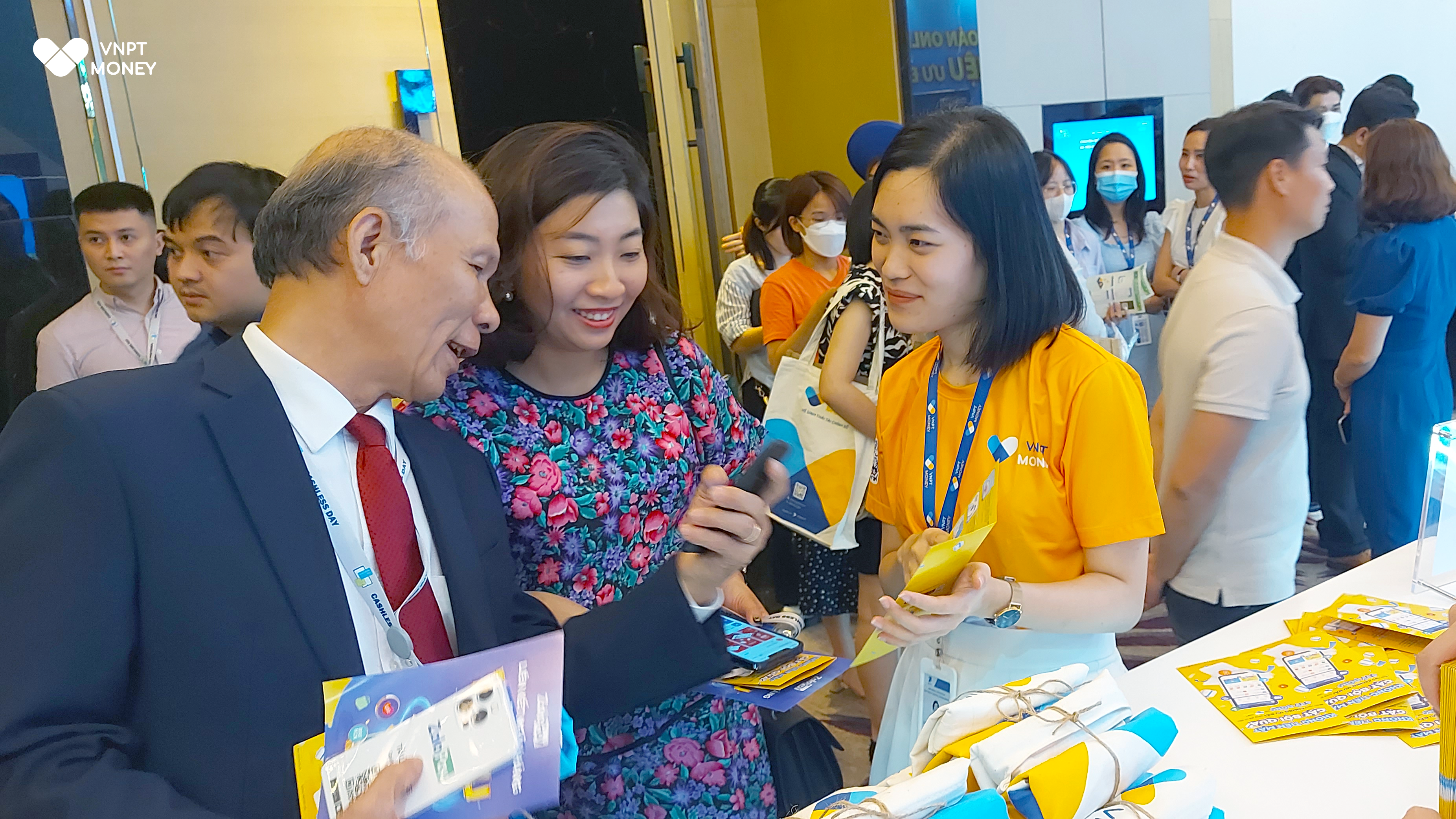 VNPT Money hướng tới xã hội không dùng tiền mặt - Ảnh 2. VNPT Money hướng tới xã hội không dùng tiền mặt - Ảnh 2.