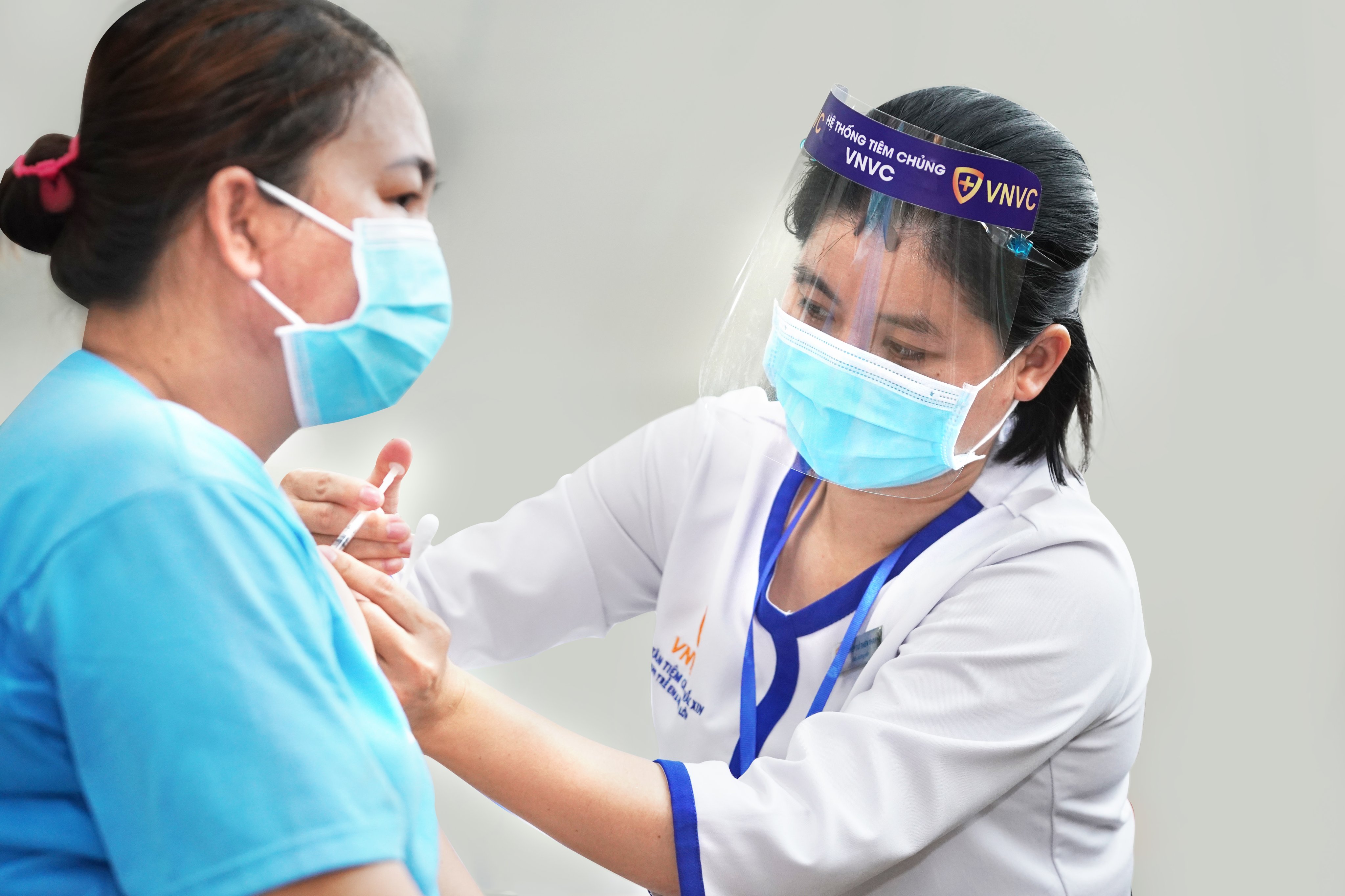 Không thiếu vắc xin cho trẻ em và người lớn - Ảnh 1. Không thiếu vắc xin cho trẻ em và người lớn - Ảnh 1.