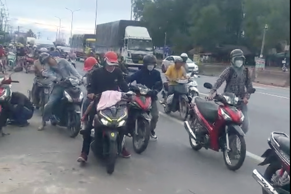 Mảnh kim loại, đinh vít rơi vãi trên quốc lộ 51 khiến hàng chục xe bể bánh - Ảnh 1. Mảnh kim loại, đinh vít rơi vãi trên quốc lộ 51 khiến hàng chục xe bể bánh - Ảnh 1.