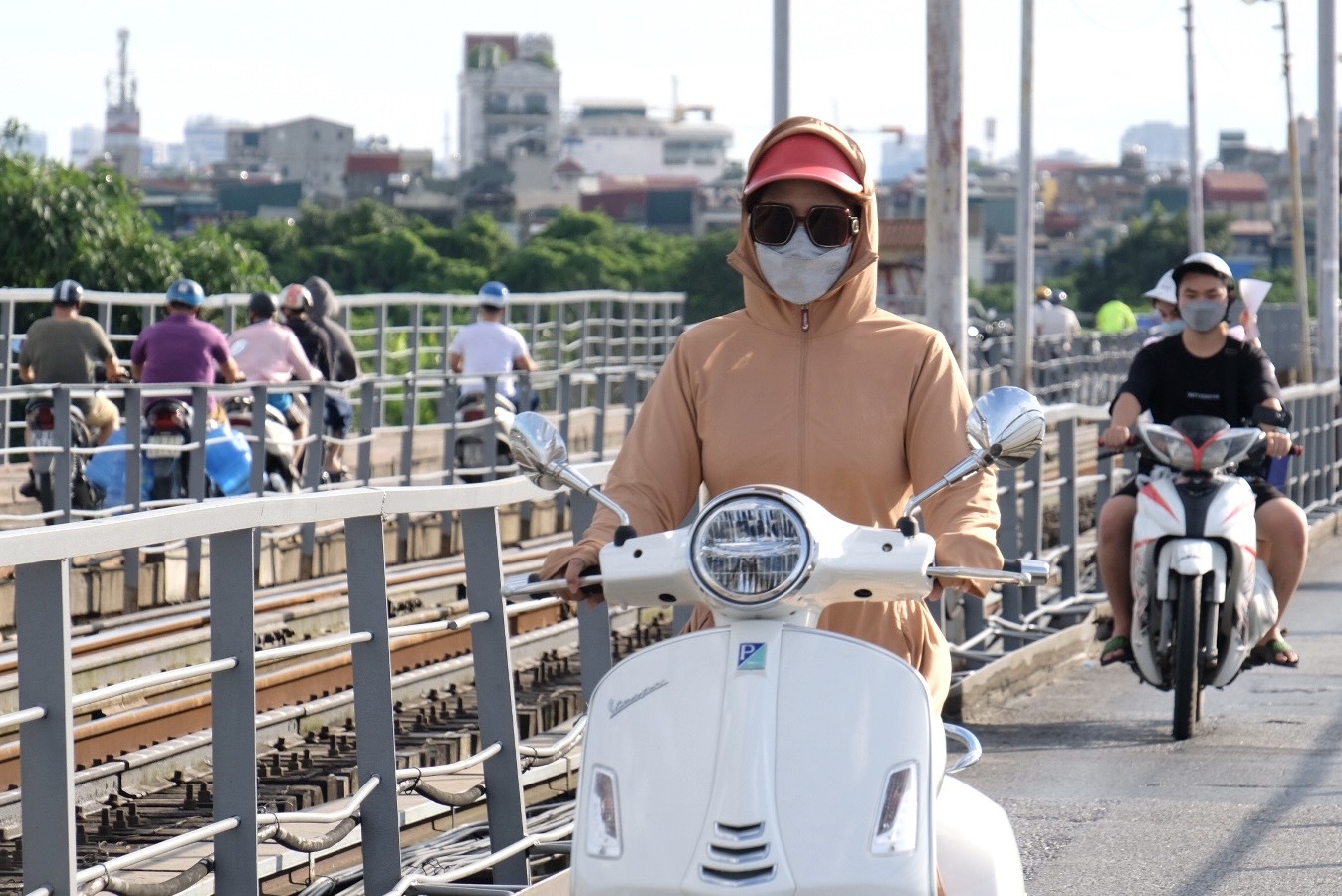 Thời tiết hôm nay 20-6: Nam Bộ mưa rào, Bắc Bộ nắng nóng vượt 39 độ C - Ảnh 1. Thời tiết hôm nay 20-6: Nam Bộ mưa rào, Bắc Bộ nắng nóng vượt 39 độ C - Ảnh 1.