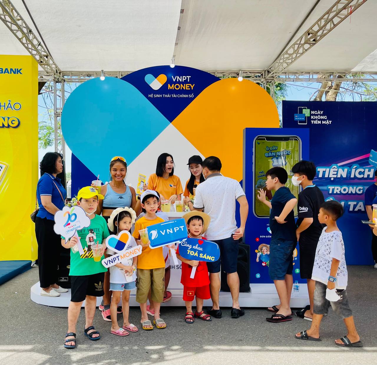 VNPT Money khởi động hành trình xuyên Việt cùng Chuyến xe Không tiền mặt 2022 - Ảnh 3. VNPT Money khởi động hành trình xuyên Việt cùng Chuyến xe Không tiền mặt 2022 - Ảnh 3.