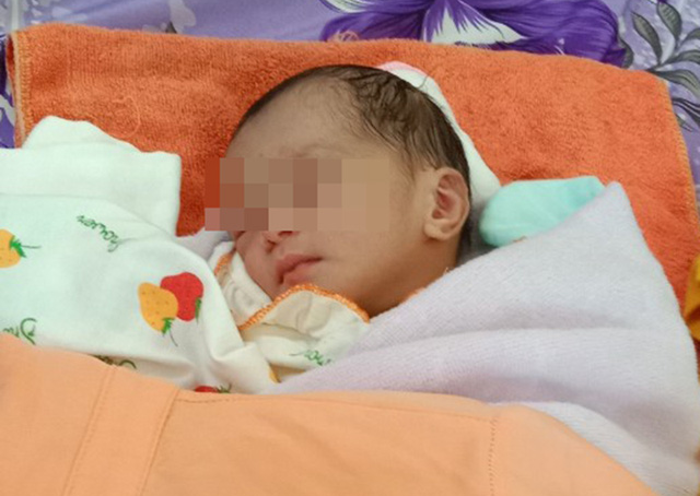 Phát hiện bọc nilông có bé gái sơ sinh bị bỏ trước cổng trang trại - Ảnh 1. Phát hiện bọc nilông có bé gái sơ sinh bị bỏ trước cổng trang trại - Ảnh 1.