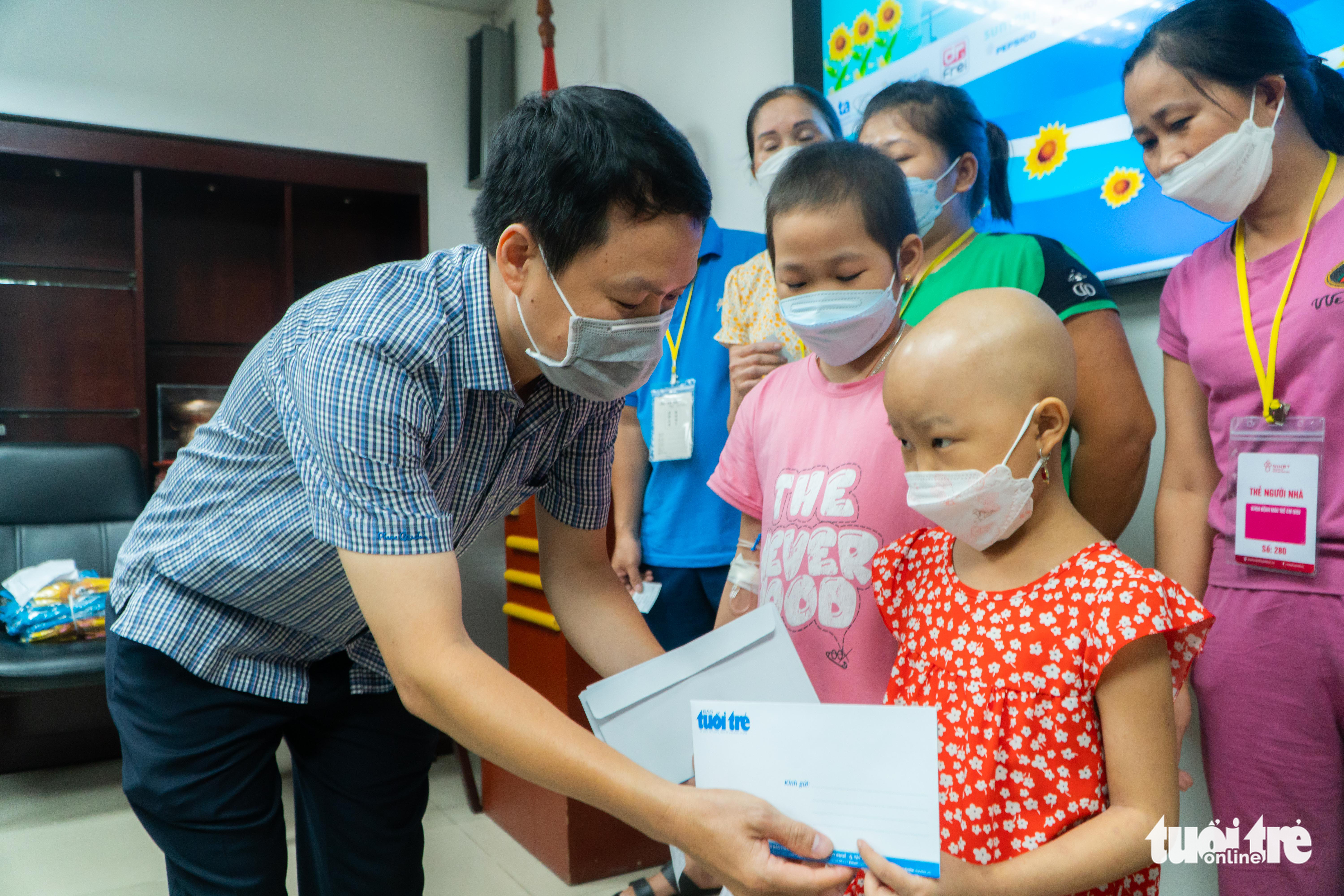 Bệnh nhi ung thư nhận áo hoa mặt trời: Áo đẹp lắm, con thích lắm - Ảnh 1. Bệnh nhi ung thư nhận áo hoa mặt trời: Áo đẹp lắm, con thích lắm - Ảnh 1.