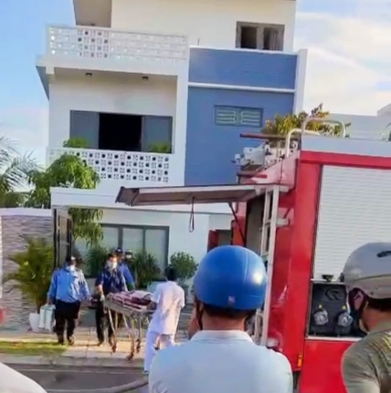 Người đàn ông gục bên vũng máu trong căn nhà bốc cháy ở Nha Trang - Ảnh 2.