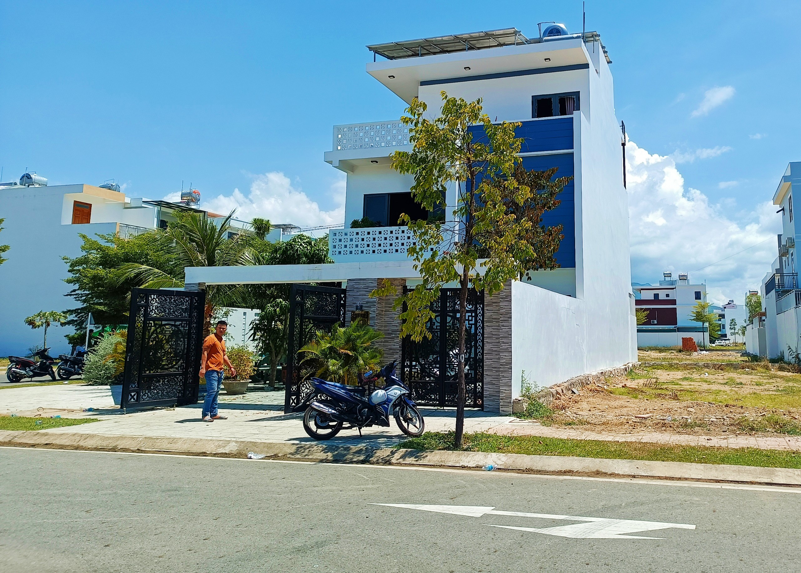 Người đàn ông gục bên vũng máu trong căn nhà bốc cháy ở Nha Trang - Ảnh 1. Người đàn ông gục bên vũng máu trong căn nhà bốc cháy ở Nha Trang - Ảnh 1.